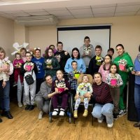 Діти і дорослі фотографуються в аудиторії