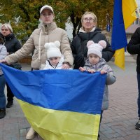 учасники заходу, які тримають прапор України