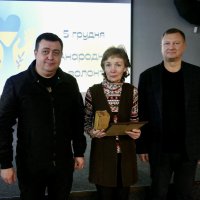 заступник Начальника ОВА Андрій Кавунець, заступник Голови обласної Ради Ігор Івасюк та учасниця нагородження