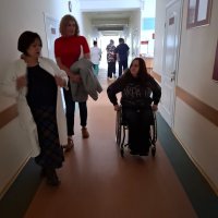 Жінки оглядають приміщення. Одна з учасниць у кріслі колісному