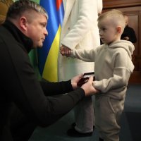 заступник Начальника ОВА Олександр Піщик під час вручення нагород