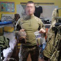  Фото військовослужбовця з тактичною аптечкою