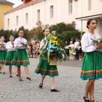 Дівчата в українському вбранні під час покладання