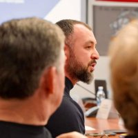  Фото чоловіка під час наради