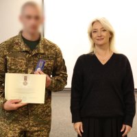 Перша заступниця Начальника ОВА Наталя Заболотна та військовий, який отримав нагороду