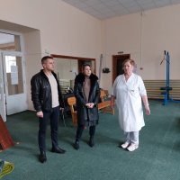 Три людини в спортзалі