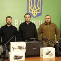 Начальник ОВА Сергій Борзов передає спецтехніку