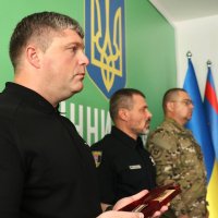 заступник Начальника ОВА Олександр Піщик, заступник начальника Департаменту поліції особливого призначення ОШБ НПУ «Лють» В’ячеслав Вусінський, Начальник ГУНП у Вінницькій області Юрій Пархоменко та жінка під час вручення посмертних нагород