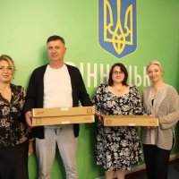 Перша заступниця Начальника Вінницької обласної військової адміністрації Наталя Заболотна та директорка департаменту охорони здоров’я та реабілітації Ольга Задорожна передали сімейним лікарям ноутбуки.