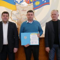 заступник Начальника ОВА Сергій Здітовецький, перший заступник голови обласної Ради Володимир Кістіон та учасник заходу під час нагородження