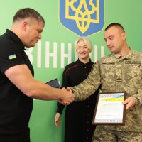 Перша заступниця Начальника ОВА Наталя Заболотна, заступник Начальника ОВА Олександр Піщик та військовий під час нагородження