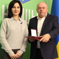 Народна депутатка України Ірина Борзова та учасник заходу, який отримав нагороду