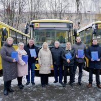 Перша заступниця Начальника ОВА Наталя Заболотна та учасники зустрічі під час передачі автобусів