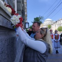  Фото чоловіка та жінки при покладанні 