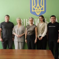 Перша заступниця Начальника ОВА Наталя Заболотна, Надзвичайний і Повноважний Посол Канади в Україні Наталка Цмоць та учасники зустрічі