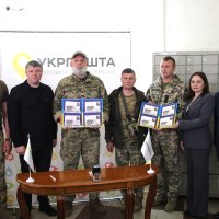 Заступник начальника ОВА Олександр Піщик, заступник міського голови Андрій Шпортун, директорка з розвитку мережі Вінницького регіону «Укрпошта» Оксана Шабанова, військовослужбовці сухопутних військ ЗСУ