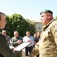 Начальник ОВА Сергій Борзов вітає прикордонників