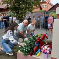 Заступник Начальника ОВА Андрій Кавунець разом з медичною спільнотою, військовослужбовцями та громадськістю вшанували хвилиною мовчання медичних працівників, які ціною власного життя рятували життя захисникам України.