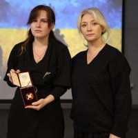 Перша заступниця Начальника ОВА Наталя Заболотна та та жінка, що тримає нагороду