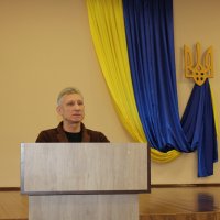 Чоловік виступає за трибуною