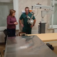 Люди у приміщенні лікарні