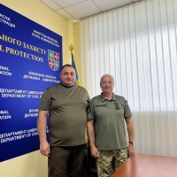 Директор Департаменту з працівником, який отримав нагороду ОВА