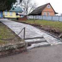 Сходи та пандус із покриттям із світло-сірої бруківки