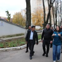 заступник начальника ОВА Олександр Піщик та учасники зустрічі оглядають лікарню