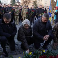 Перша заступниця Начальника ОВА Наталя Заболотна, голова обласної Ради Вячеслав Соколовий, Вінницький міський голова Сергій Моргунов та учасники заходу під час покладання