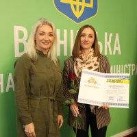 Перший заступник Начальника ОВА Наталя Заболотна вітає та вручає подяку психологу