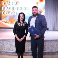 Народна депутатка України Ірина Борзова та учасник заходу, який отримав нагороду