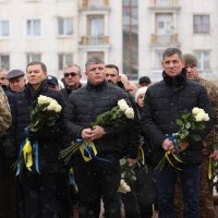 заступник Начальника Вінницької ОВА Олександр Піщик, Вінницький міський голова Сергій Моргунов та учасники покладання