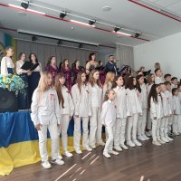  Фото учасників під час виступу