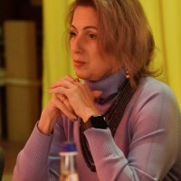 Зала заповнена людьми