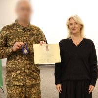 Перша заступниця Начальника ОВА Наталя Заболотна та військовий, який отримав нагороду