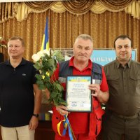 Начальник ОВА Сергій Борзов, заступник Голови обласної Ради Ігор Івасюк та працівник екстреної медичної допомоги 