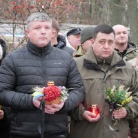 Заступник Начальника ОВА Олександр Піщик, заступник Начальника ОВА Андрій Кавунець та учасники вшанування  пам’яті  жертв Голодомору 1932-1933 років