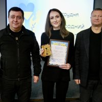 заступник Начальника ОВА Андрій Кавунець, заступник Голови обласної Ради Ігор Івасюк та учасниця нагородження