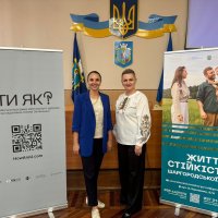 регіональна координаторка Всеукраїнської програми ментального здоров'я «Ти як?» у Вінницькій області Олена Бессараба та учасниця тренінгу