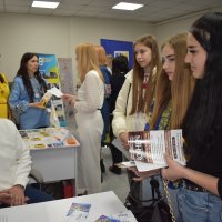 Дівчата отримують консультації на локаціях Національного ярмарку вакансій