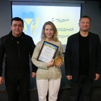 заступник Начальника ОВА Андрій Кавунець, заступник Голови обласної Ради Ігор Івасюк та учасниця нагородження