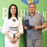 Вручення державних нагород, грамот Кабінету Міністрів України, грамот Верховної Ради України військовослужбовцям, рятувальникам, медикам, журналістам та  волонтерам.