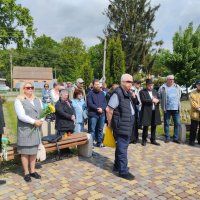  Фото чоловіків та жінок при покладанні 