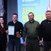 фото з церемонії нагородження волонтерів