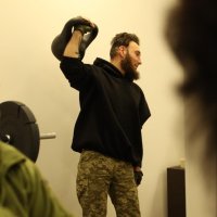 Люди в реабілітаційній залі