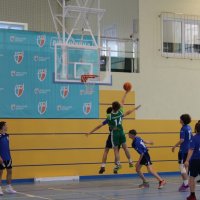 учасники змагань під час гри в баскетбол