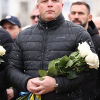 заступник Начальника Вінницької ОВА Олександр Піщик та учасники покладання