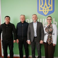 заступник Начальника ОВА Сергій Здітовецький, заступник Начальника ОВА з питань цифрового розвитку, цифрових трансформацій і цифровізації (CDTО) Андрій Кавунець, Перший заступник Голови Національної соціальної сервісної служби України Віктор Канцурак та Начальниця Головного управління Нацсоцслужби у Вінницькій області Наталя Квят