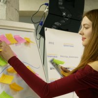 Учасниця воркшопу «Прокачана молодіжна рада – розвинена громада» біля фліпчарту