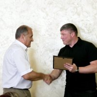 Заступник начальника ОВА Олександр Піщик з учасником заходу